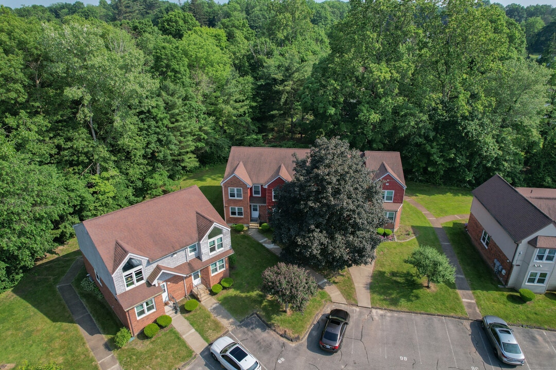 145 Harbor Pond Dr in Meriden, CT - Building Photo