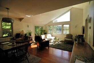 77 Post Rd in Danbury, CT - Building Photo - Building Photo