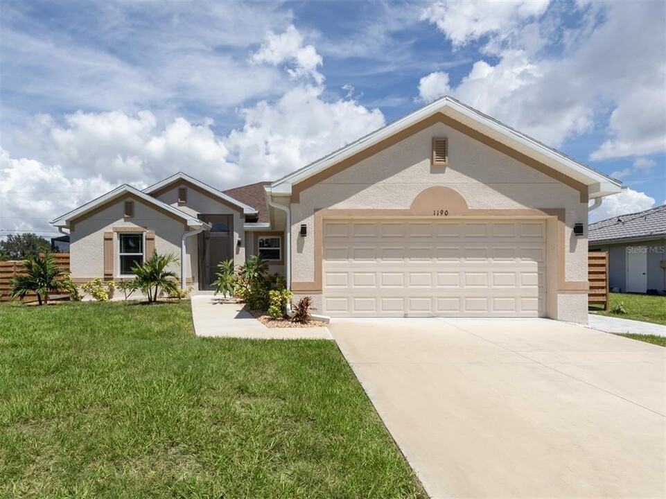 1190 Euclid Rd in Venice, FL - Building Photo