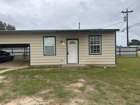 251 Zimmerman Ave in Bastrop, TX - Building Photo
