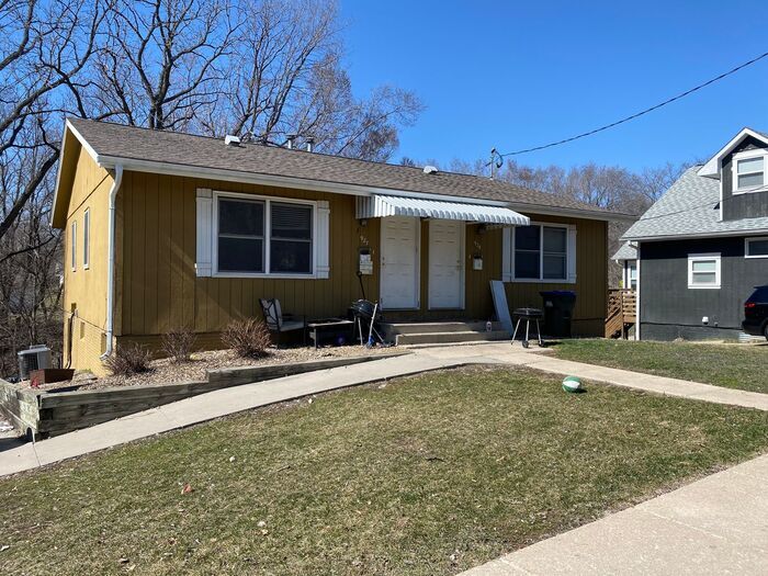927 N Dodge St in Iowa City, IA - Building Photo