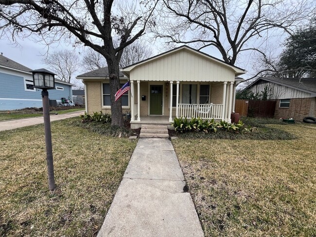 property at 908 N 9th St