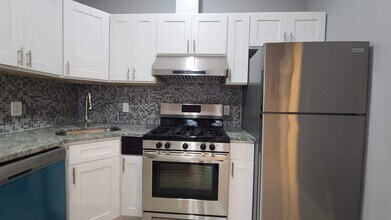 100 Griffith St in Jersey City, NJ - Foto de edificio - Building Photo