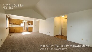 1746 Dove Ln in Medford, OR - Building Photo - Building Photo