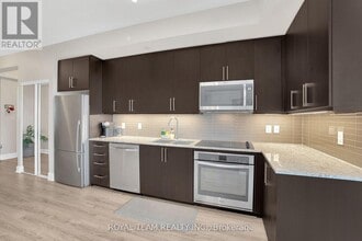 9600 Yonge St in Richmond Hill, ON - Building Photo - Building Photo