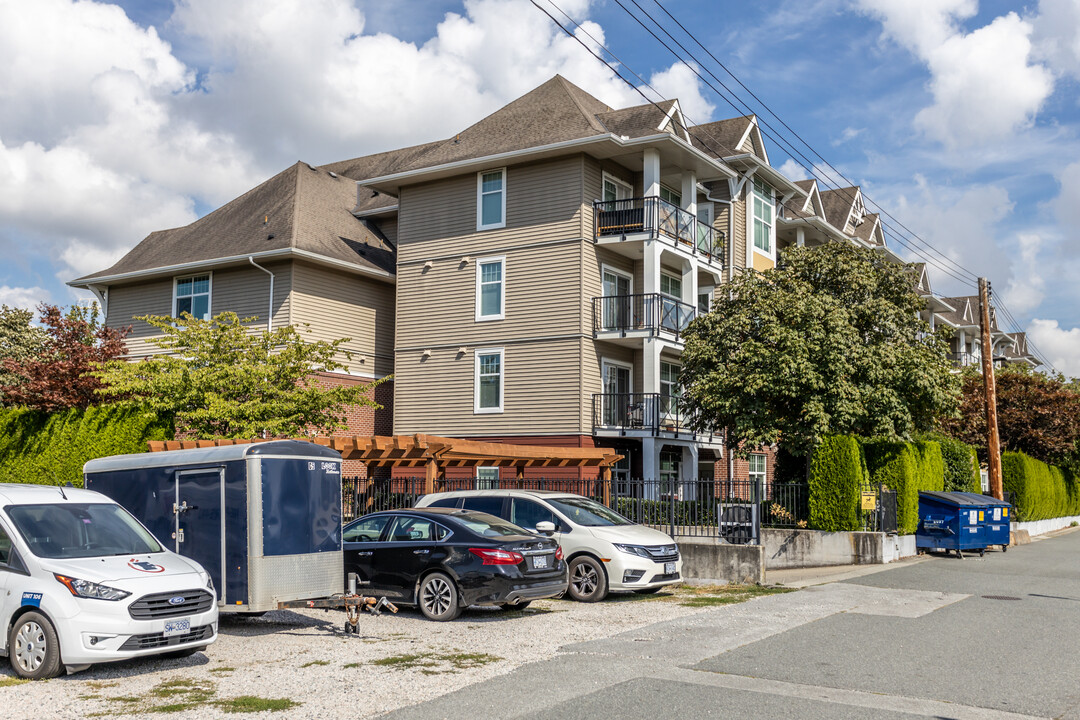 17712 57A Av in Surrey, BC - Building Photo