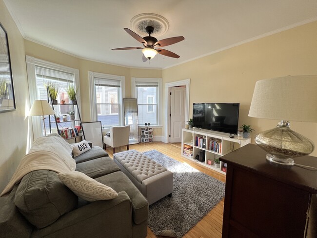 176 Elm St, Unit 2 in North Cambridge, MA - Foto de edificio - Building Photo