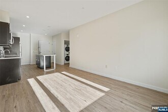 69 Main St in Fort Lee, NJ - Building Photo - Building Photo