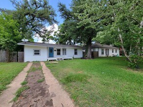 111 Wisteria St in Lake Jackson, TX - Building Photo - Building Photo