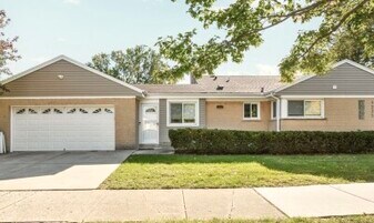 7225 E Prairie Rd in Lincolnwood, IL - Building Photo