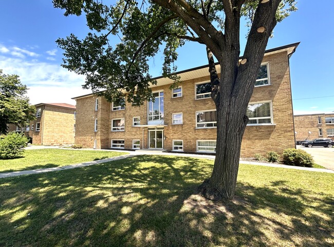 Maurice Park Apartments in Oakville, ON - Building Photo - Building Photo