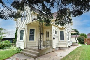 610 N Wisconsin St in Port Washington, WI - Building Photo