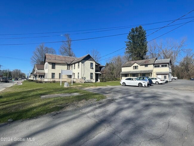 524 Maple Ave in Saratoga Springs, NY - Foto de edificio - Building Photo