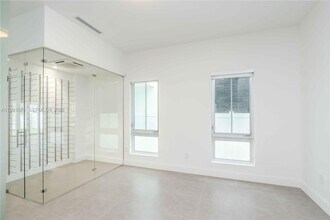 8250 NW 33rd Terrace in Doral, FL - Building Photo - Building Photo