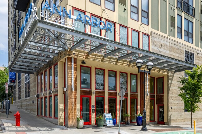 Ann Arbor City Club in Ann Arbor, MI - Foto de edificio - Building Photo