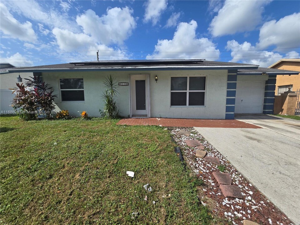 6226 Wauconda Way W in Greenacres, FL - Building Photo