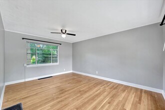305 Hessel Blvd in Champaign, IL - Foto de edificio - Building Photo