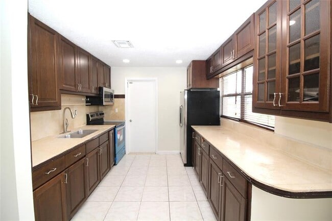 3910 SW 61st Ave in Davie, FL - Building Photo - Building Photo