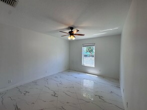 240 Malibu Cir in Greenacres, FL - Foto de edificio - Building Photo