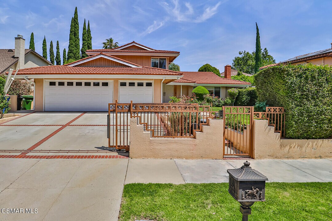 19051 Los Alimos St in Los Angeles, CA - Building Photo