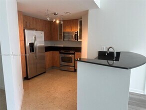7900 Harbor Island Dr in North Bay Village, FL - Foto de edificio - Building Photo