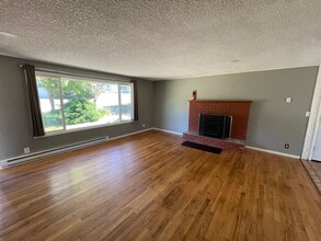 2563 Airline Way in Oak Harbor, WA - Building Photo - Building Photo