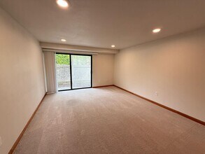 9805 NE 124th St in Kirkland, WA - Building Photo - Building Photo
