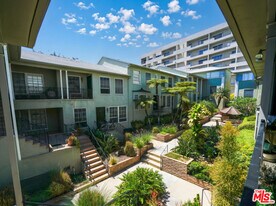 8551 Holloway Dr in West Hollywood, CA - Building Photo