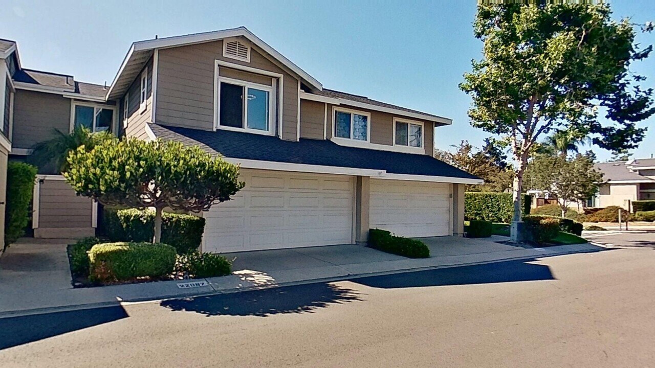 22097 Newbridge Dr in Lake Forest, CA - Building Photo