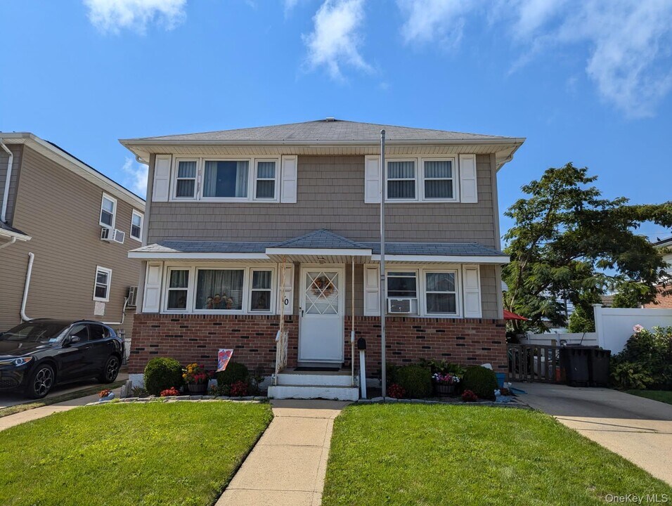 70 Marina Rd in Island Park, NY - Building Photo