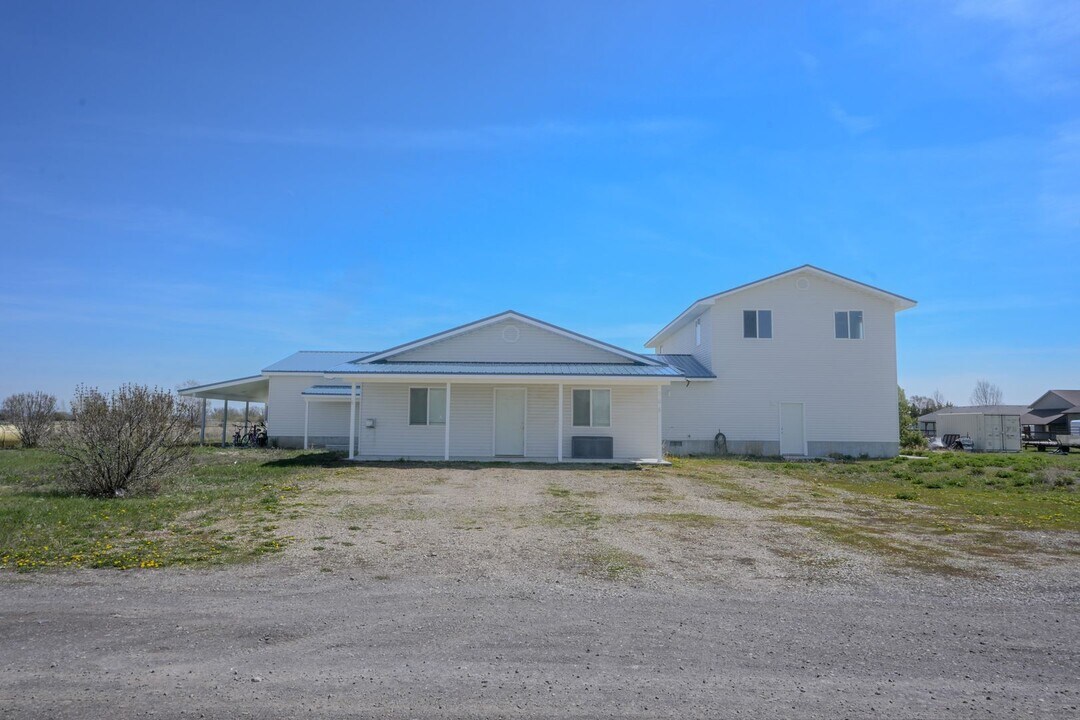 506 N 2420 E in St Anthony, ID - Building Photo
