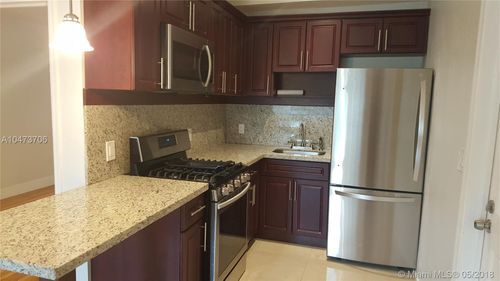 10076 E Bay Harbor Dr in Bay Harbor Islands, FL - Building Photo