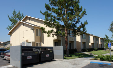 Linden Manor in Riverside, CA - Foto de edificio - Building Photo