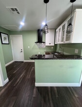 28823 Kenroy Ave in Santa Clarita, CA - Foto de edificio - Building Photo