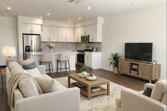 300 Farmhouse Dr in Simi Valley, CA - Foto de edificio - Building Photo