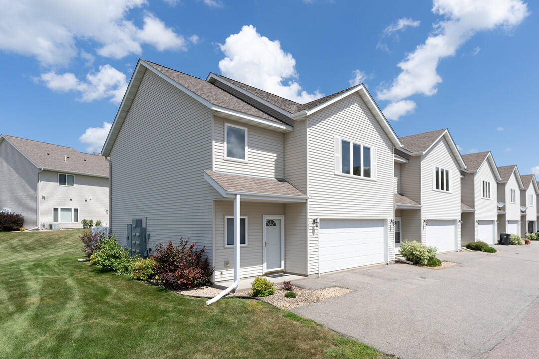 2101 Linden Trail in North Mankato, MN - Building Photo