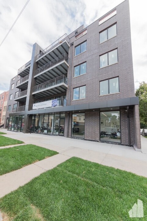 2527 W Fullerton Ave, Unit 201 in Chicago, IL - Foto de edificio