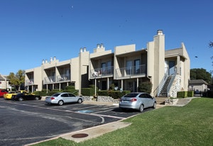 Lake Colony in Garland, TX - Building Photo
