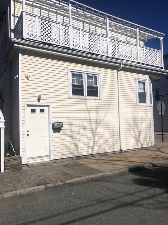 24 Atlantic St in Newport, RI - Building Photo