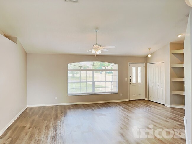 2425 Bishop Rd in Spring Hill, FL - Foto de edificio - Building Photo