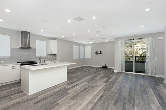 2701 Community Dr in San Diego, CA - Building Photo - Building Photo