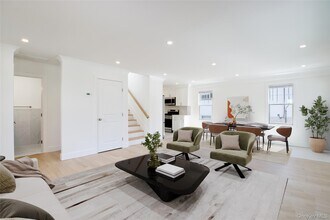 46 Linwood Rd S in Manorhaven, NY - Building Photo - Building Photo