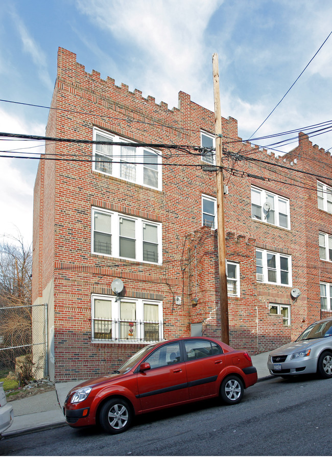 132 Highland Ave in Yonkers, NY - Foto de edificio - Building Photo