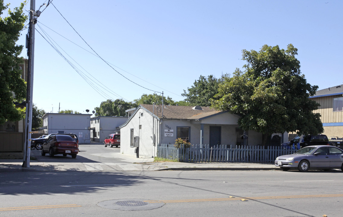 1044 N Sanborn Rd in Salinas, CA - Building Photo