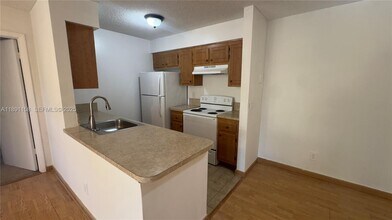 10480 NW 8th St in Pembroke Pines, FL - Building Photo - Building Photo