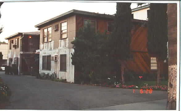 15822-15830 Sherman Way in Los Angeles, CA - Building Photo