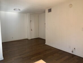 141 S Clark Dr, Unit 202 in West Hollywood, CA - Building Photo - Building Photo