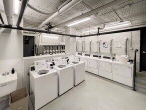 1620 W Sunnyside Ave, Unit 512-302 in Chicago, IL - Building Photo - Building Photo