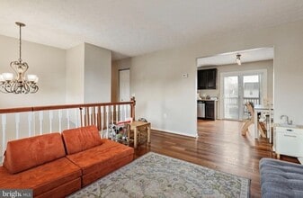 7867 Pepperbox Lane in Pasadena, MD - Foto de edificio - Building Photo