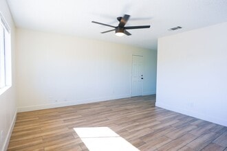 4956 Becky Pl in Las Vegas, NV - Building Photo - Building Photo